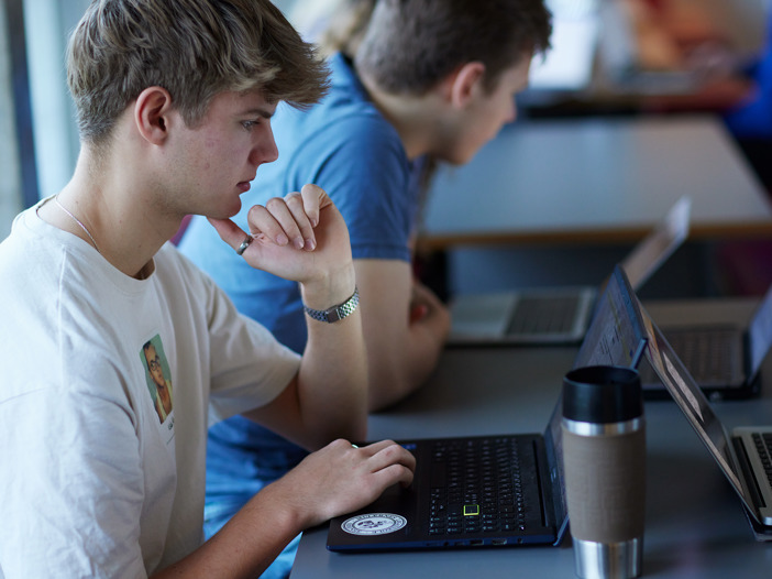 Dreng kigger i sin PC