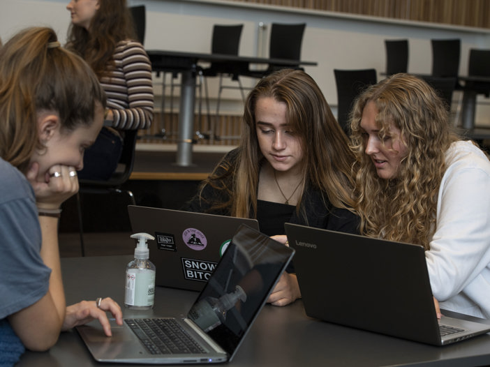 Tre unge piger ser på PC
